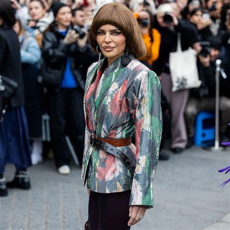 lisa rinna bowl cut|Lisa Rinna shows off new bowl cut during Paris。